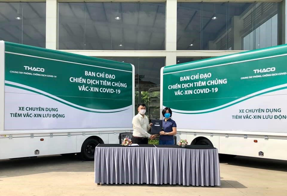 Đại diện CDC Lạng Sơn tiếp nhận xe chuyên dụng từ Công ty CP Ô tô Trường Hải (THACO). Ảnh: CDC Lạng Sơn.