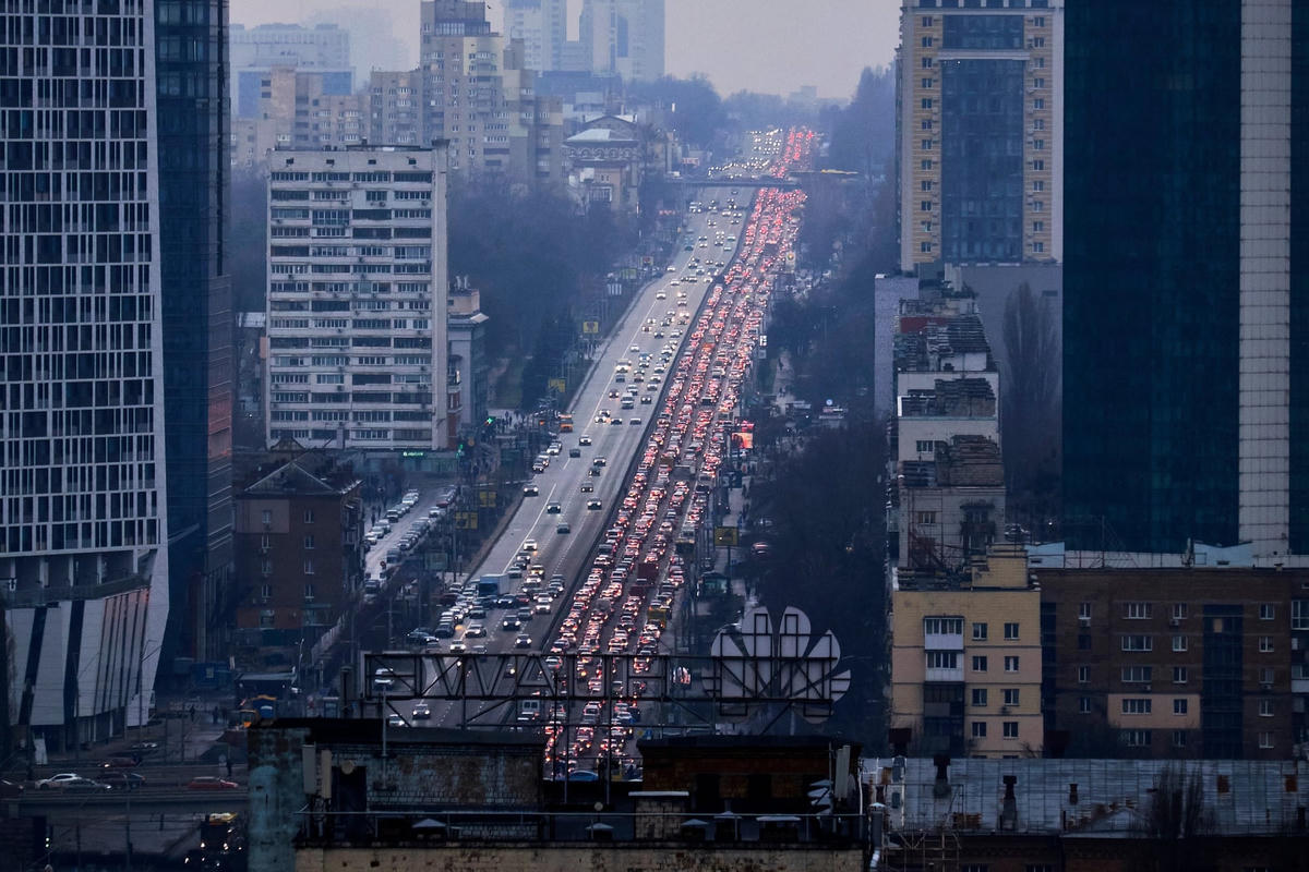 Sau tuyên bố của Nga, dòng người ở thủ đô Kiev, Ukraine, vội vã di chuyển về phía Tây đất nước. Ảnh: Reuters.
