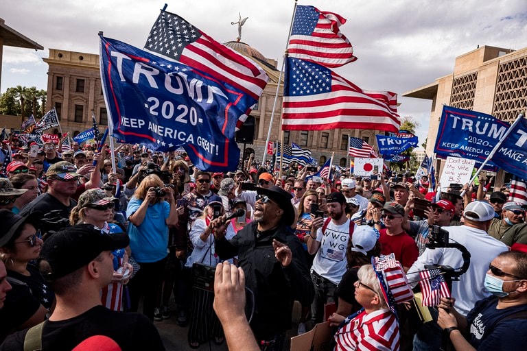 Những người ủng hộ Tổng thống Trump biểu tình phản đối kết quả kiểm phiếu tại thành phố Phoenix, bang Arizona. Ảnh: AFP.