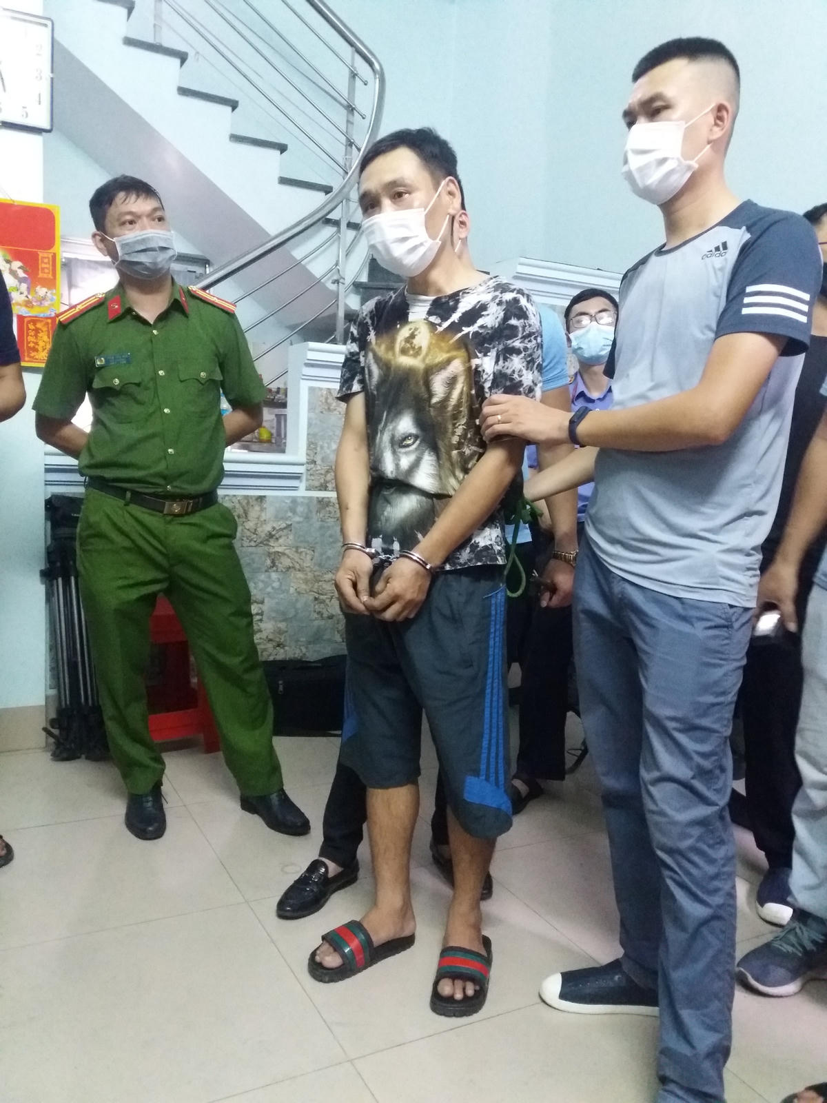 Hùng sau khi bị bắt.