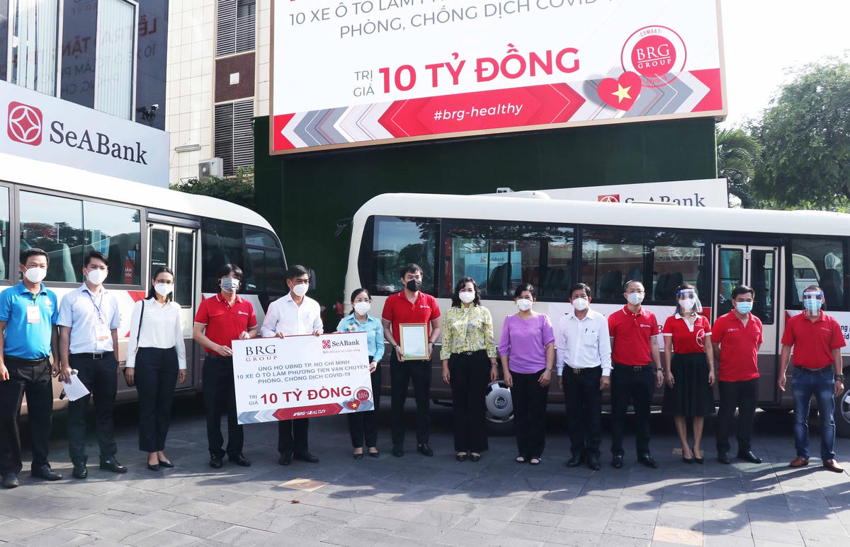 Lãnh đạo các cơ quan UBND, UBMTTQ Việt Nam TP.HCM tiếp nhận xe từ doanh nghiệp.