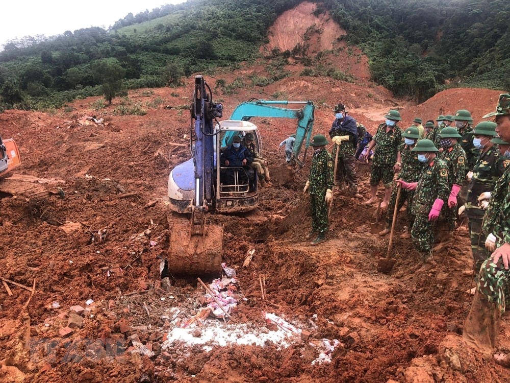 Lực lượng cứu hộ đang gấp rút tìm kiếm những thi thể cuối cùng. Ảnh: TTXVN.