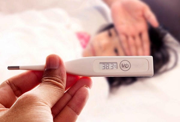 Đo thân nhiệt thường xuyên cho trẻ để sớm phát hiện cảm sốt.