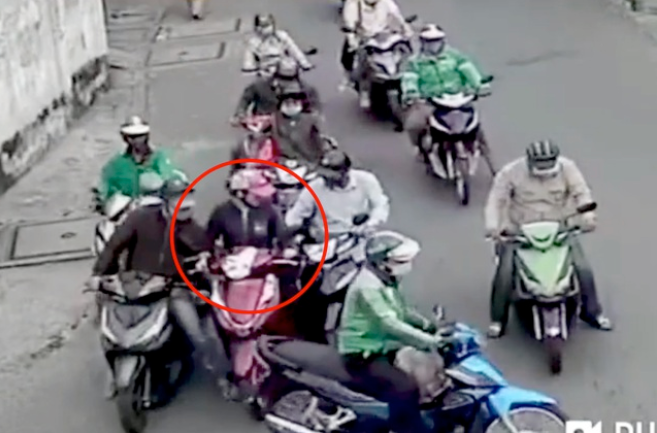 Người phụ nữ bị "bao vây" cướp tài sản. (Ảnh cắt từ clip).