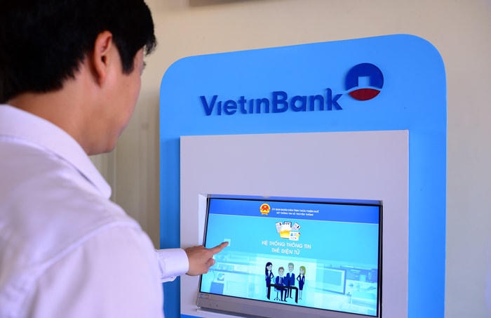 Ứng dụng công nghệ thông tin tạo thuận lợi cho người dân và doanh nghiệp sử dụng dịch vụ ngân hàng.
