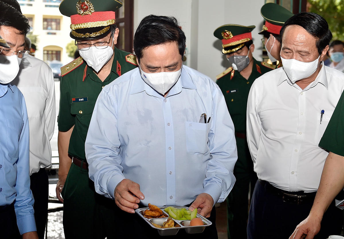 Thủ tướng kiểm tra khu vực bếp ăn, khẩu phần ăn của cán bộ, chiến sĩ và lực lượng làm nhiệm vụ phòng chống Covid-19. Ảnh VGP/Nhật Bắc.