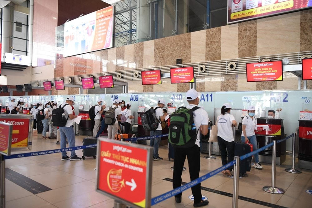 Những nhân viên y tế luôn được các hãng hàng không ưu tiên và tạo điều kiện thuận lợi nhất khi đi chống dịch. (Ảnh: CTV/Vietnam+).
