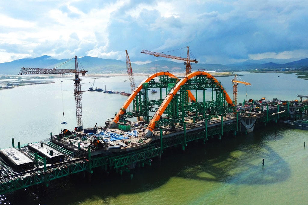 Cầu Cửa Lục 1 - cầu 6 làn xe đầu tiên ở Quảng Ninh, đã tiến hành hợp long nhịp chính; hệ vòm ống thép nhồi bê tông đã gia công xong phần sắt. Công trình phấn đấu hoàn thành tháng 11/2021, sớm hơn 1 tháng so với kế hoạch. Ảnh: Đỗ Phương.