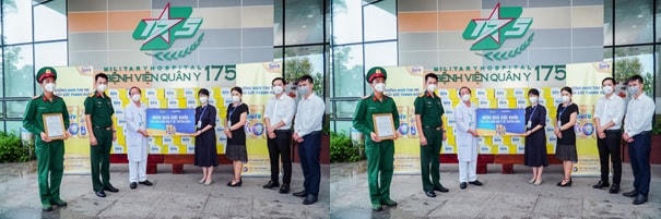 Đại diện Vinamilk gửi tặng món quà sức khỏe đến các “anh hùng áo trắng” tại Bệnh viện Quân y 175 (TP HCM).