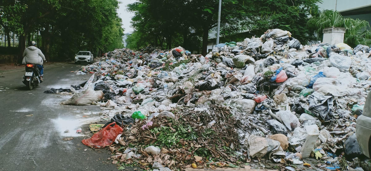 Hà Nội: Hàng trăm tấn rác thải bủa vây các tuyến đường quận Nam Từ Liêm