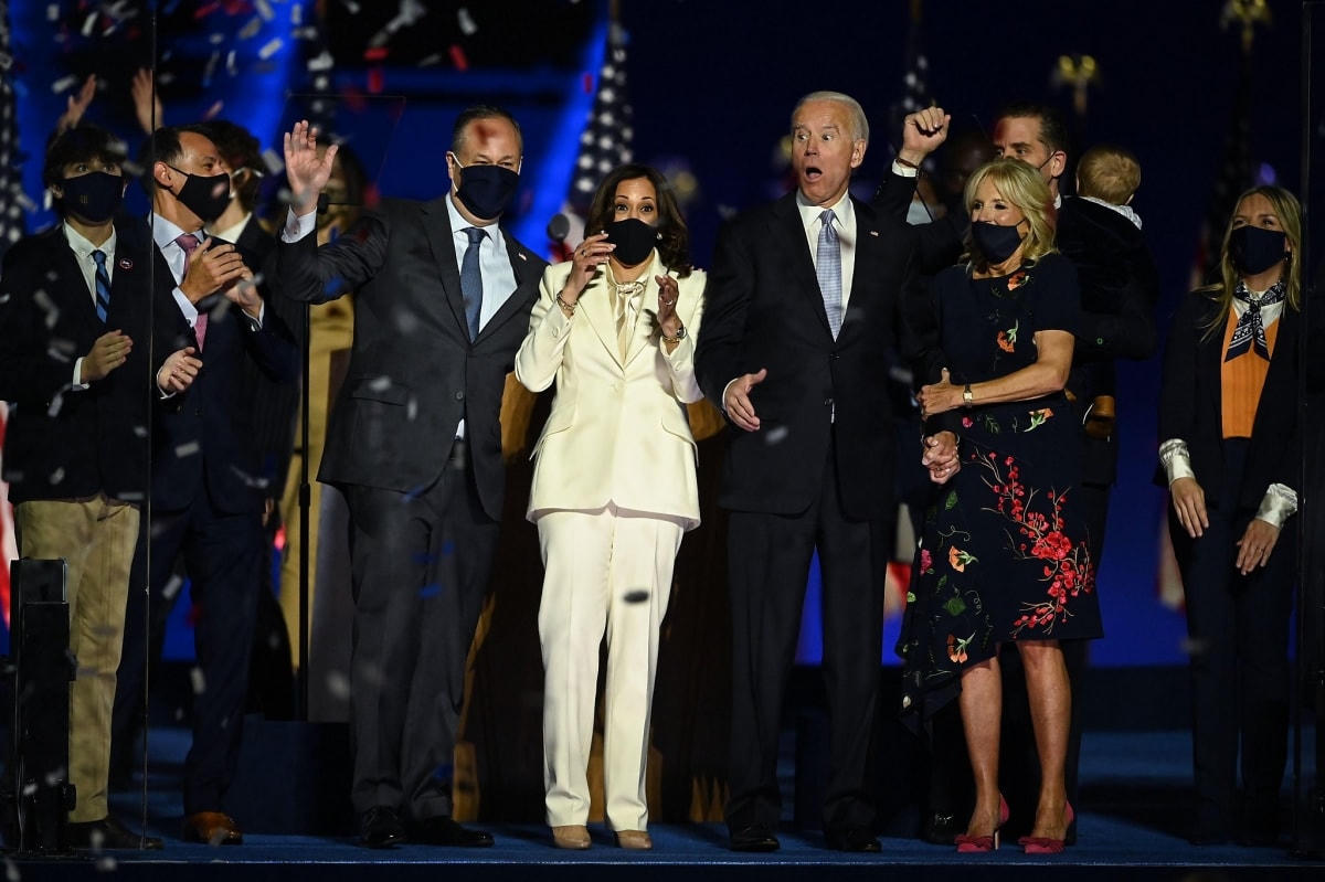 Tổng thống đắc cử Joe Biden cùng vợ Jill Biden và Phó tổng thống đắc cử Kamala Harris cùng chồng Douglas Emhoff vui mừng sau khi truyền thông Mỹ tuyên bố ông Biden là người chiến thắng vào ngày 7/11, 4 ngày sau cuộc bỏ phiếu. Ảnh: Getty Images.  