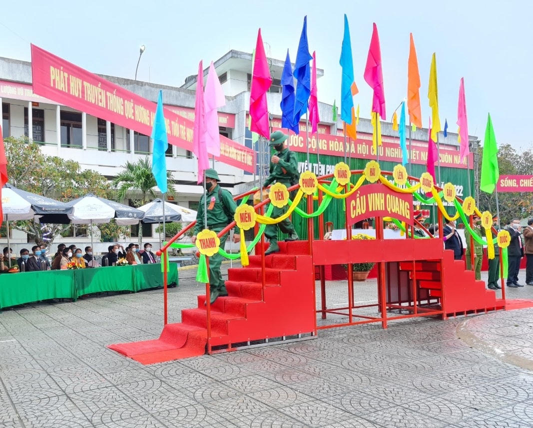 Thanh niên bước qua cầu vinh quang trước giờ lên đường.