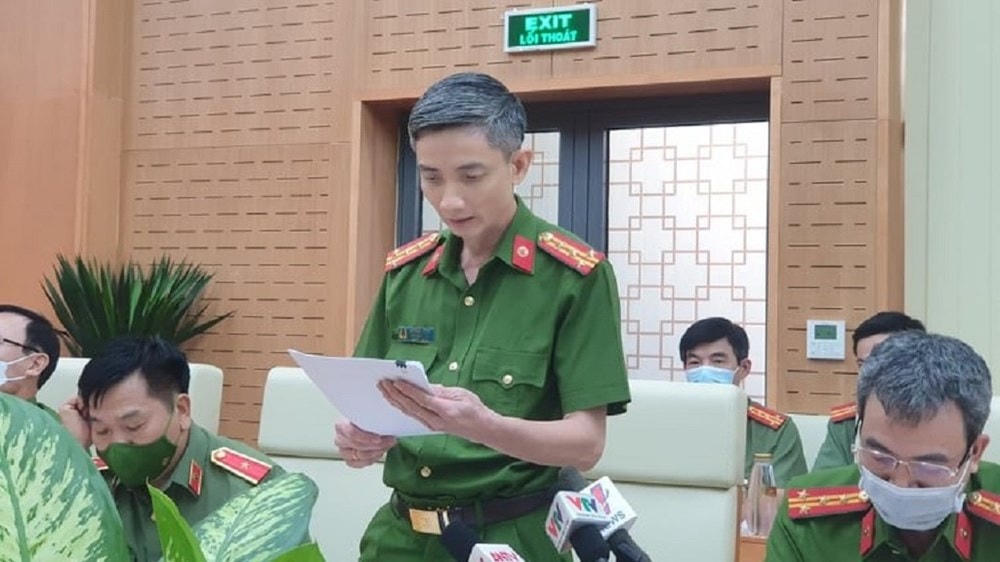 Đại diện C01 công bố thông tin liên quan đến ông Nguyễn Duy Linh. Nguồn: thanhnien.vn.