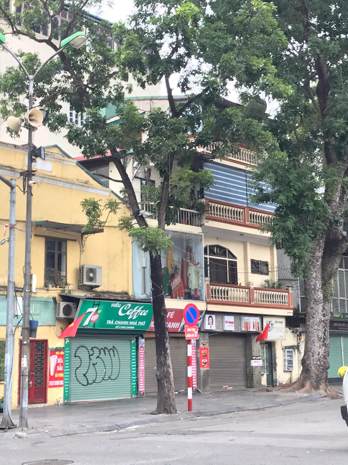 Loạt quán trà chanh tại Nhà thờ Lớn đóng cửa, thực hiện nghiêm quy định phòng dịch. Ảnh: L.A.