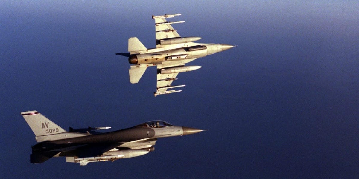 Tiêm kích F-16 thực hiện nhiệm vụ tuần tra trên không cho NATO ngày 3/5/1999. Ảnh: Không quân Mỹ  