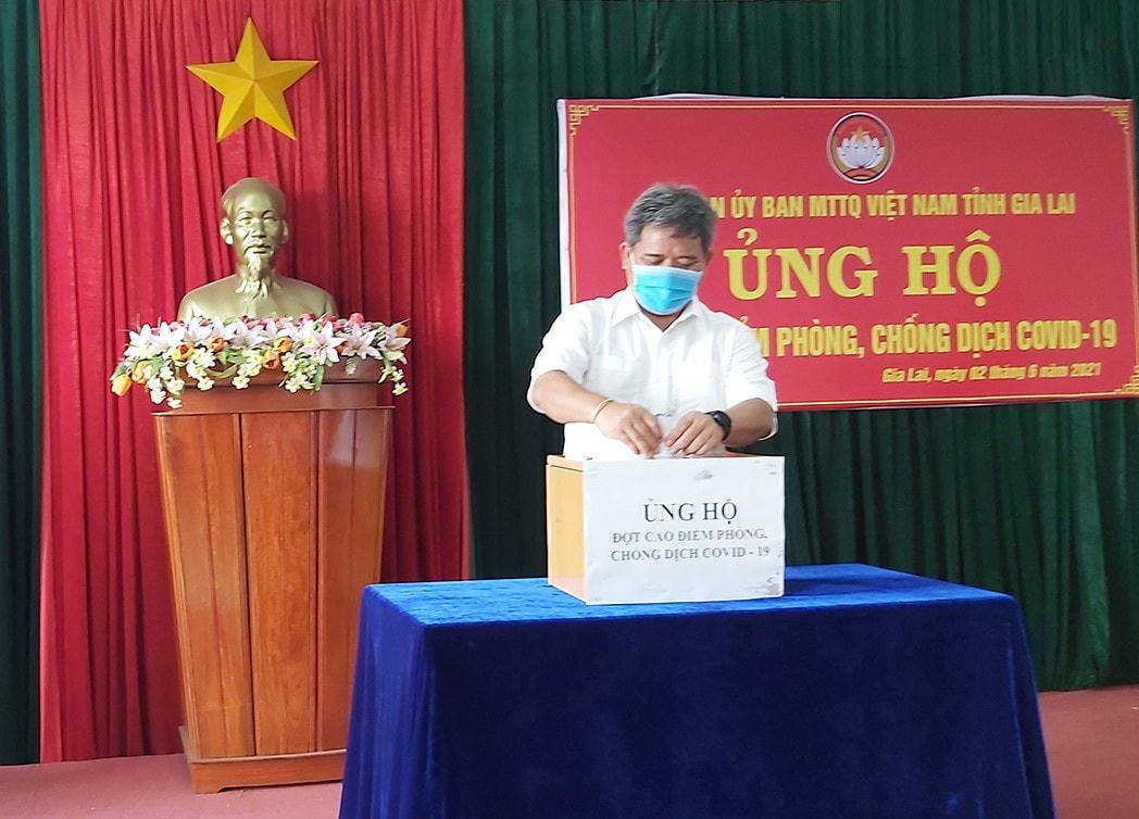 Ông Hồ Văn Điềm, Uỷ viên Ban Thường vụ, Chủ tịch Uỷ ban MTTQ Việt Nam tỉnh Gia Lai ủng hộ lễ phát động ủng hộ công tác phòng, chống dịch Covid-19. 