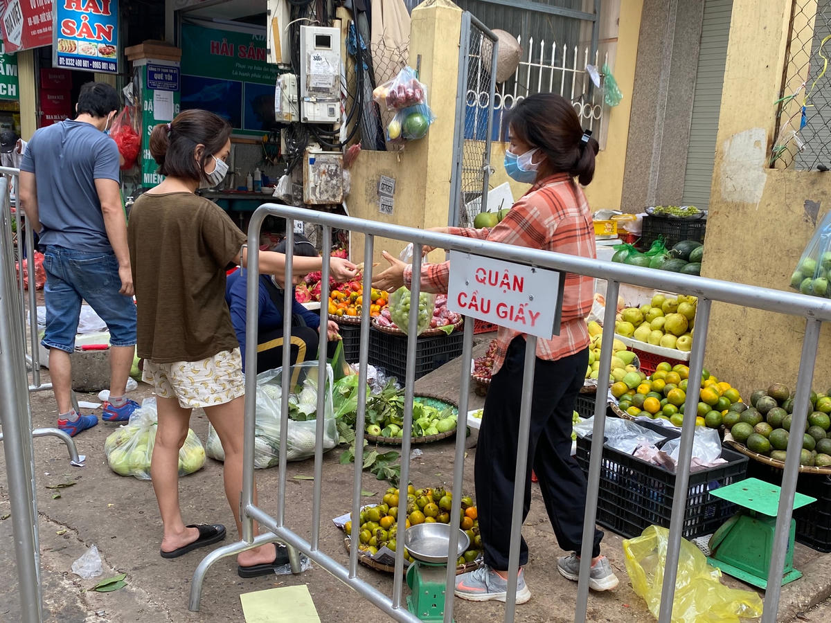 Nhiều người bán hàng cẩn thận đeo hai khẩu trang. 