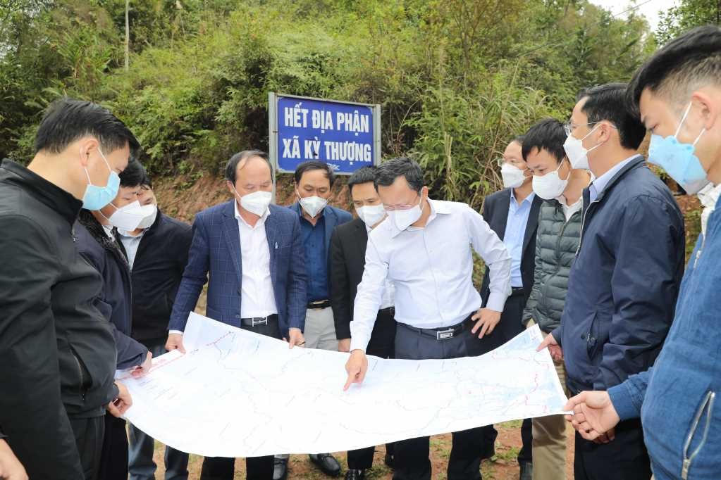 Ông Cao Tường Huy, Phó Chủ tịch Thường trực UBND tỉnh, khảo sát hướng tuyến đường kết nối Hạ Long - Lạng Sơn. Ảnh: Đỗ Phương.