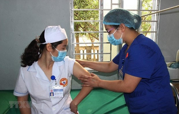 Kiểm tra các phản ứng sau khi tiêm vaccine phòng Covid-19. (Ảnh: Văn Long/TTXVN phát).