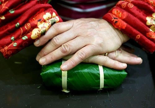 Sau khi hoàn thành, bạn dùng hai tay ấn nhẹ xuống để bánh được chặt hơn.