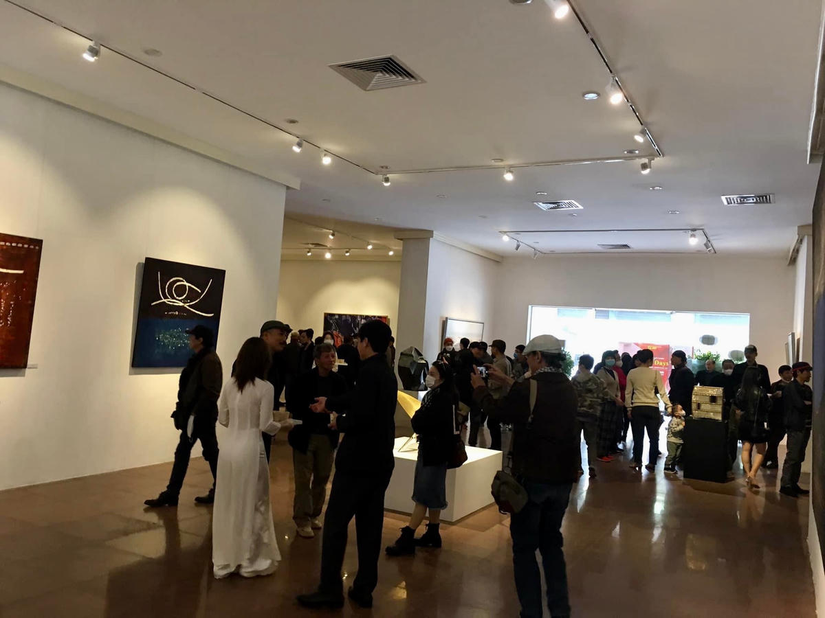 Triển lãm thu hút sự tham gia đông đảo của những người yêu nghệ thuật.