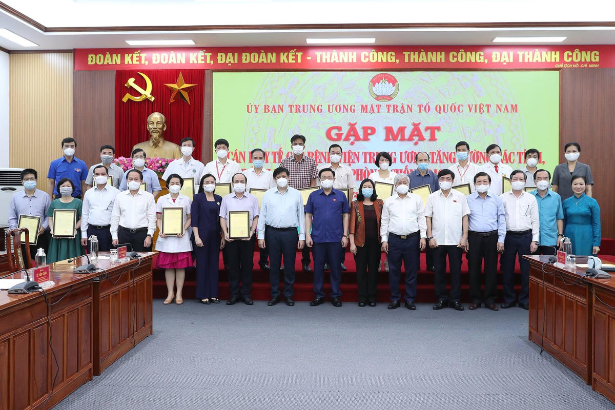 Chủ tịch Quốc hội Vương Đình Huệ, Chủ tịch UBTƯ MTTQ Việt Nam Đỗ Văn Chiến cùng các đại biểu chụp ảnh lưu niệm với các y, bác sĩ. Ảnh: Quang Vinh.