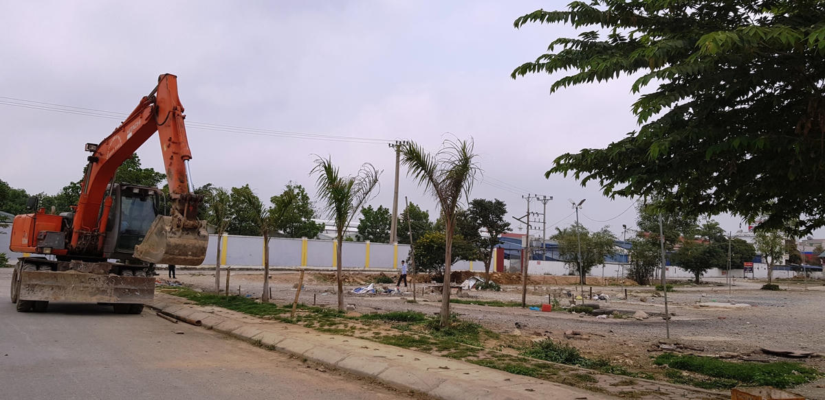 Sau khi báo nêu, các hoạt động buôn bán chợ cóc tại Quốc lộ 45, đoạn chạy qua xã Định Long, Định Liên đã được chấn chỉnh. Lực lượng chức năng huyện Yên Định đưa máy vào phá dỡ các lều quán tạm trong khuôn viên C.ty Môi trường Yên Định.