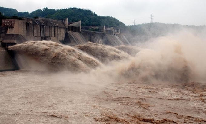 Đập Tiểu Lãng Để xả nước hôm 19/7. Ảnh: Xinhua.