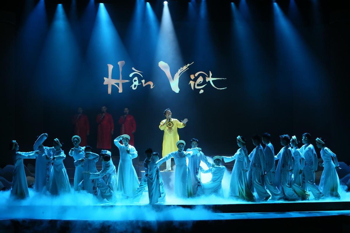 Tiết mục hát múa "Hồn Việt".  Ảnh: Trần Huấn.