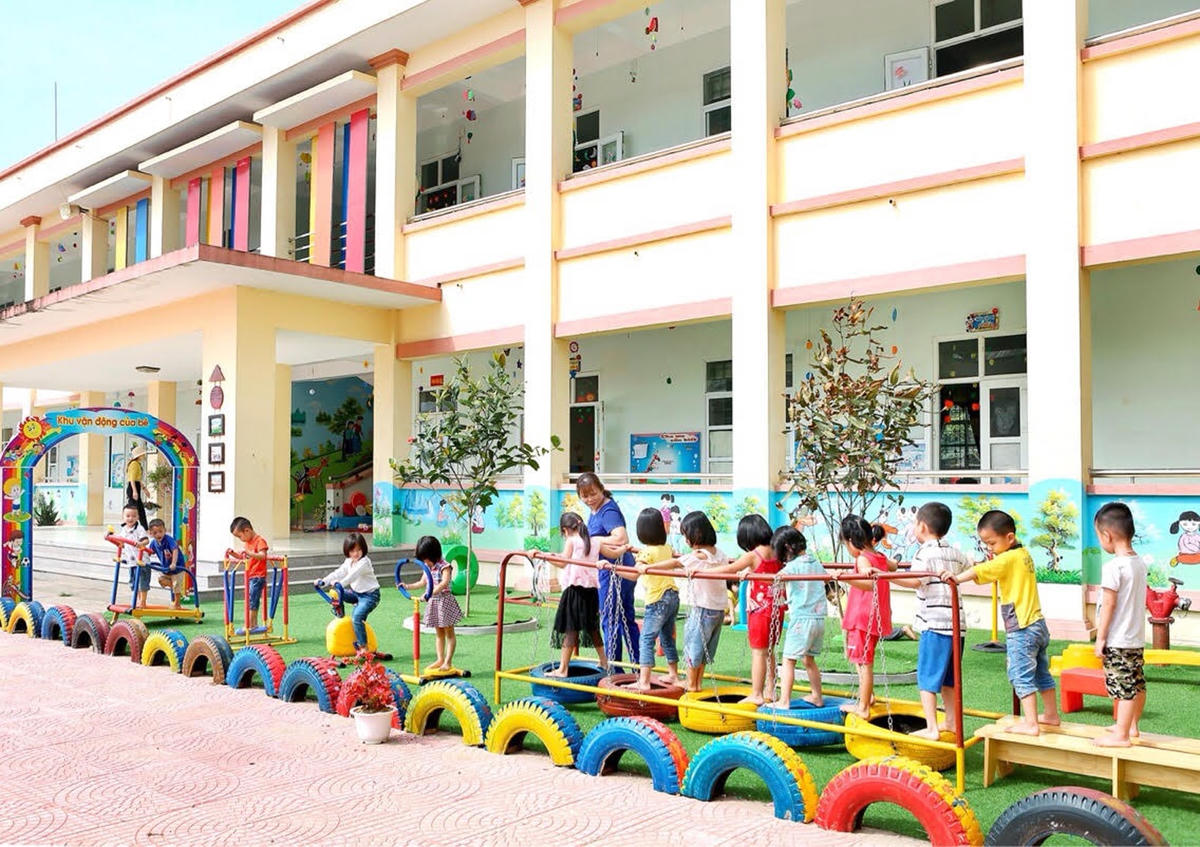 Học sinh mầm non vui đến trường sau hơn 1 năm nghỉ học vì dịch. Ảnh minh họa.