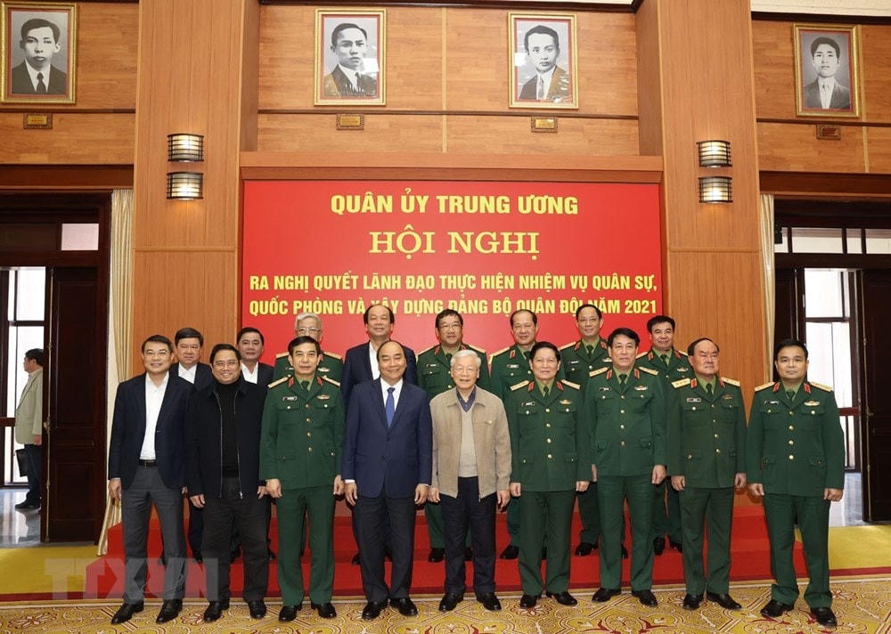 Tổng Bí thư, Chủ tịch nước Nguyễn Phú Trọng, Bí thư Quân ủy Trung và Thủ tướng Chính phủ Nguyễn Xuân Phúc chụp ảnh chung cùng các đại biểu dự Hội nghị. (Ảnh: Trí Dũng/TTXVN).