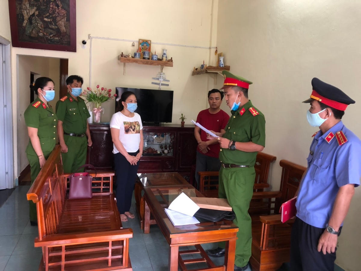 Cơ quan công an đọc lệnh khởi tố, bắt tạm giam đối tượng Nguyễn Thị Phương Ánh.