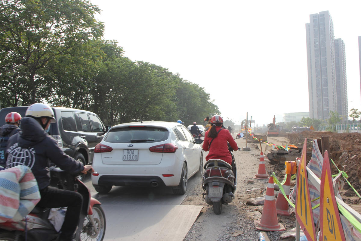 Đất đá ngổn ngang người tham gia giao thông đi lại rất khó khăn