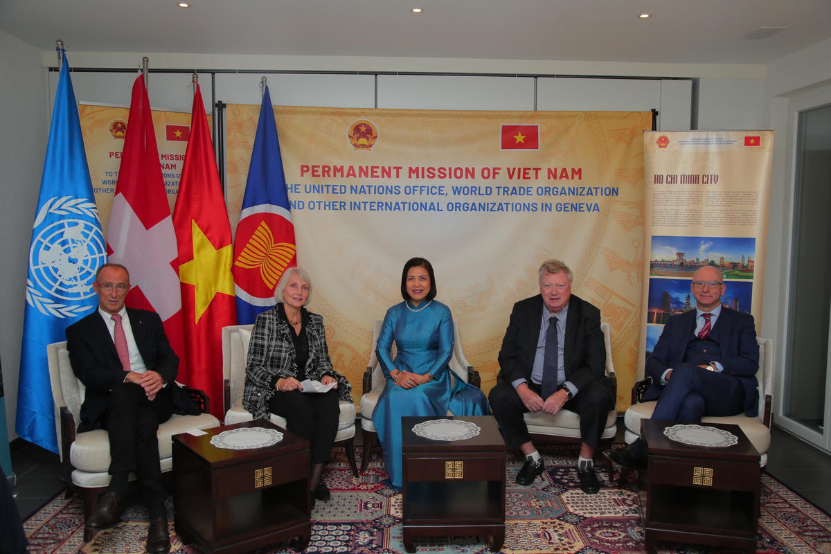 Các khách mời từ đầu cầu Geneva.