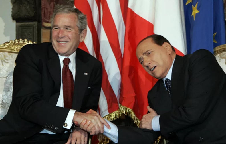 Cựu Thủ tướng Ý Silvio Berlusconi (phải), bắt tay cựu Tổng thống Mỹ George W. Bush trong cuộc gặp tại Villa Madama ở Rome, năm 2008.