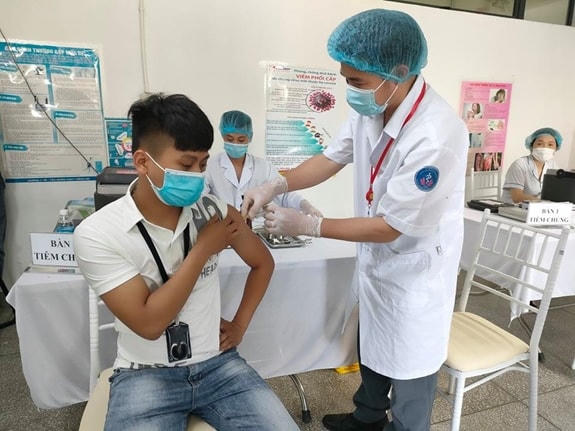 Công nhân Khu công nghiệp Bắc Ninh tiêm vaccine ngừa Covid-19, ngày 27/5. Ảnh: Thu Hương.