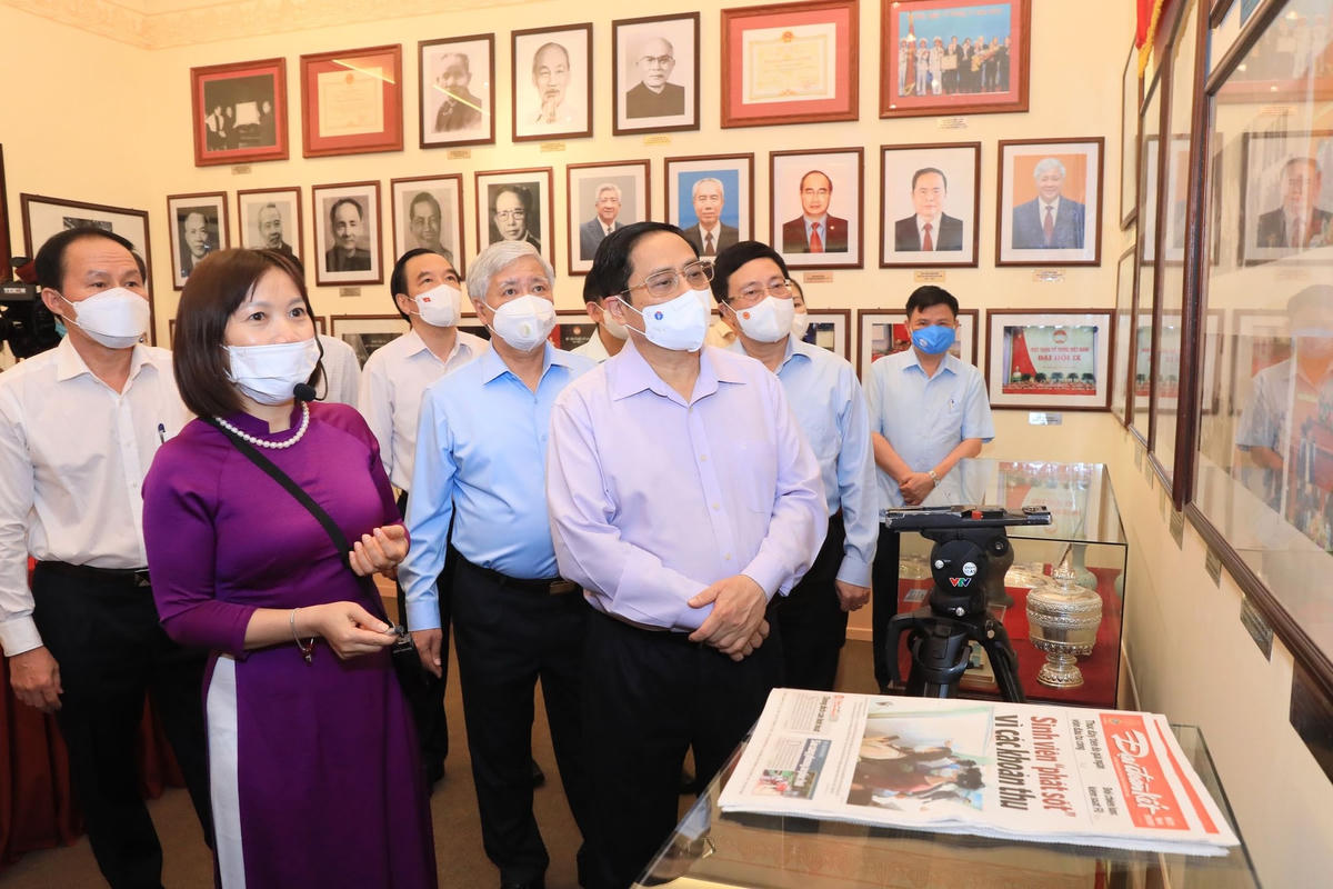 Thủ tướng Chính phủ Phạm Minh Chính; Phó Thủ tướng Chính phủ Phạm Bình Minh; Chủ tịch UBTƯ MTTQ Việt Nam Đỗ Văn Chiến, Phó Chủ tịch - Tổng Thư ký UBTƯ MTTQ Việt Nam Lê Tiến Châu cùng các đại biểu tham quan Bảo tàng Mặt trận Tổ quốc Việt Nam. Ảnh: Quang Vinh.  