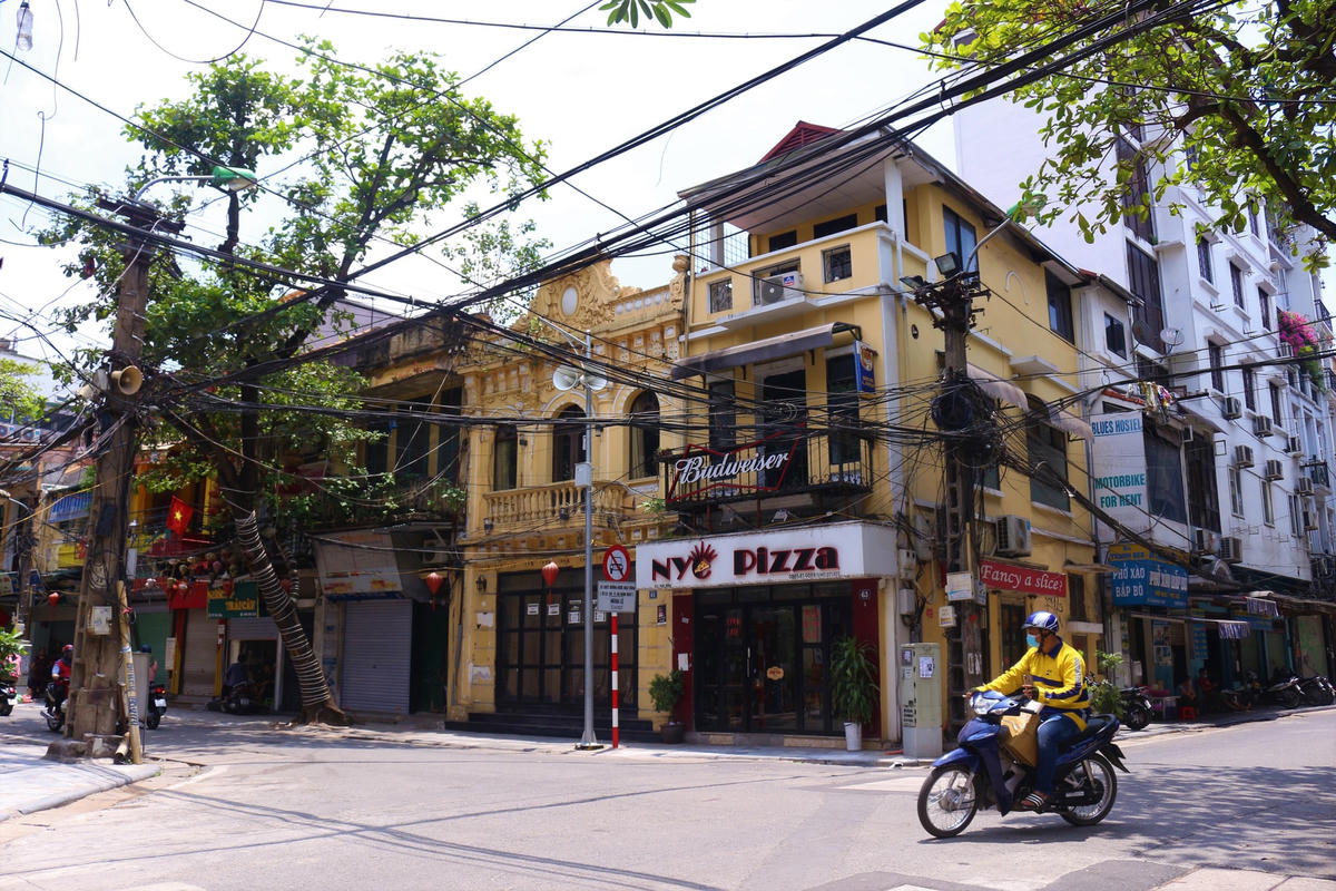 Đường phố trung tâm Thủ đô bình yên trong những ngày cả nước chung tay chống dịch Covid-19. 