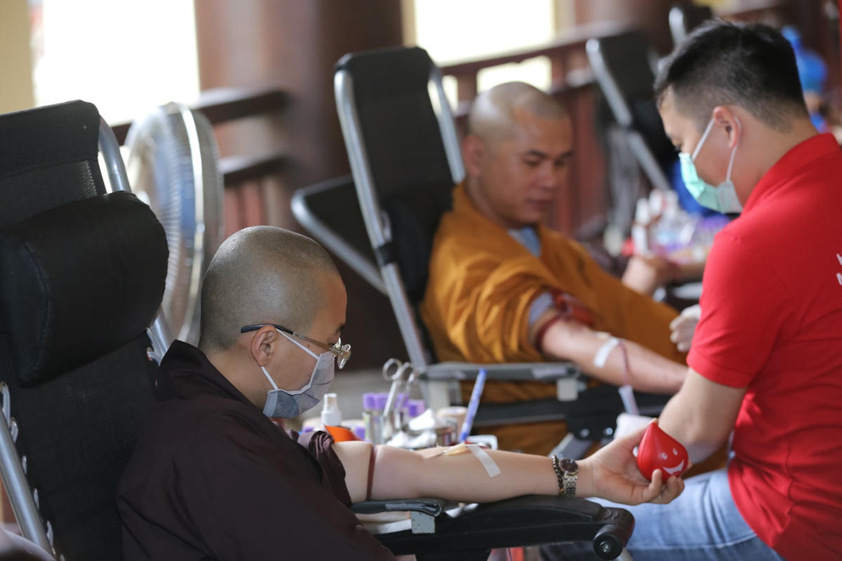 Các Tăng ni, Phật tử tham gia hiến máu. Ảnh: Lê Anh Dũng.