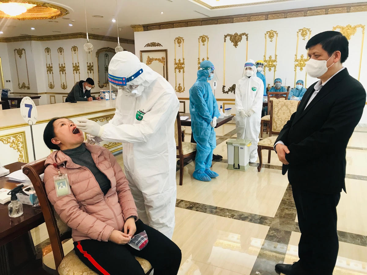 Bộ trưởng Nguyễn Thanh Long kiểm tra việc lấy mẫu xét nghiệm cho người phục vụ Đại hội. Ảnh: 
