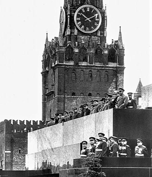 Lăng Lenin trong cuộc diễu hành chiến thắng đầu tiên.  
