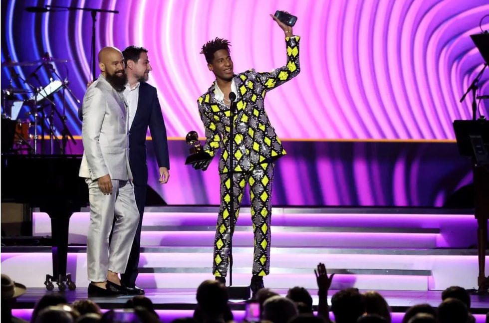 Jon Batiste đã giành được 4 giải Grammy bao gồm Thu âm của năm, Album R&B hay nhất và Album của năm cho “We are”. Jon Batiste là nghệ sĩ nhận được nhiều đề cử nhất với 11 đề cử. Ảnh: Reuters.