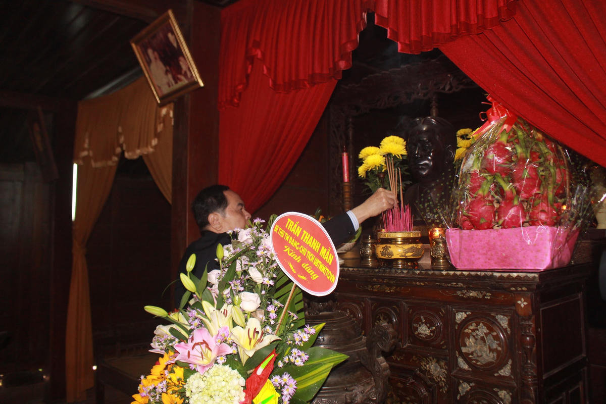 Chủ tịch Trần Thanh Mẫn dâng hương tại Nhà tưởng niệm Cố TBT Lê Duẩn.