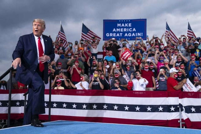 Ông Trump vận động tranh cử trước hàng nghìn người ở North Carolina ngày 8/9. (Ảnh: Reuters).