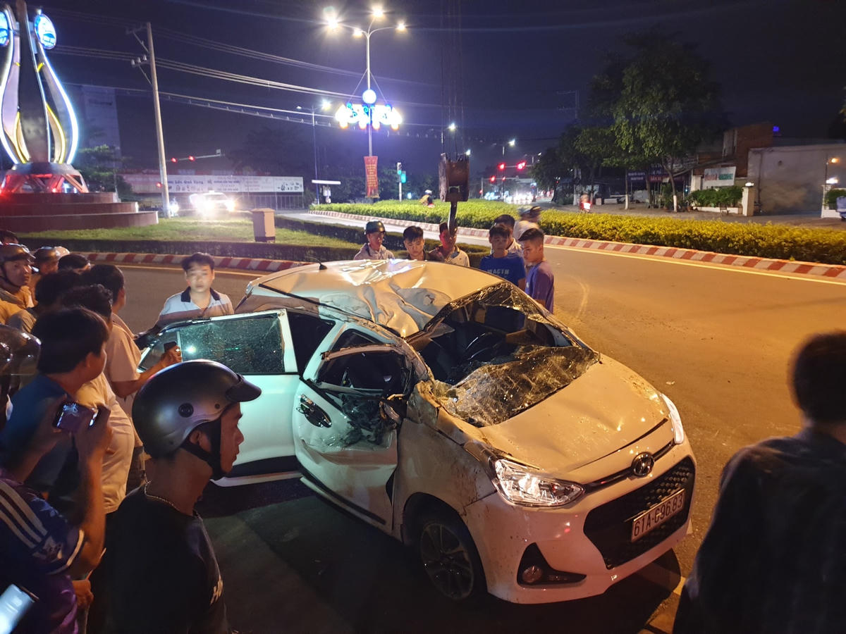 Một chiếc ô tô bị xe tải đè hư hỏng nặng. Ảnh: Trung Lĩnh.