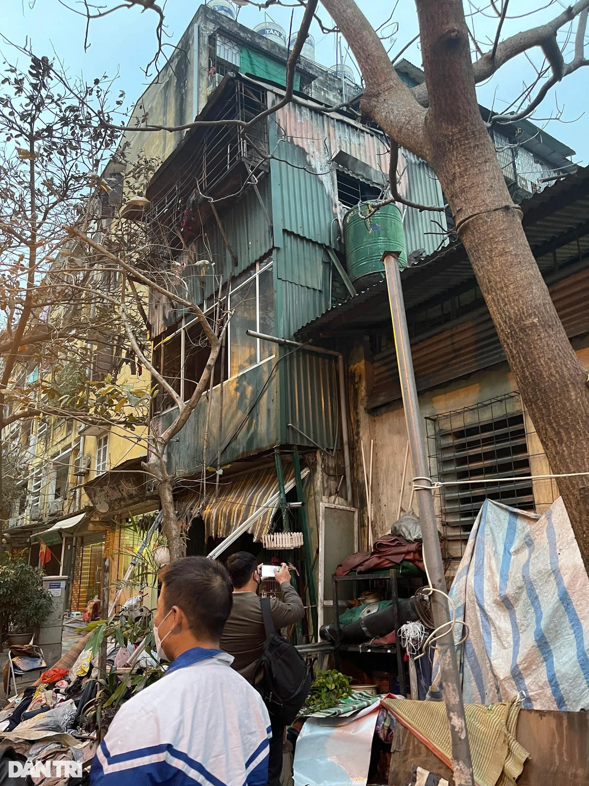 Phía hông ngôi nhà là nơi "người hùng" Trung Văn Nam trèo lên để giải cứu bé gái (Ảnh: Trần Thanh).