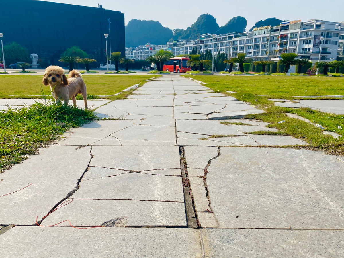 [ẢNH] TP Hạ Long: Quảng trường 30-10 xuống cấp nghiêm trọng