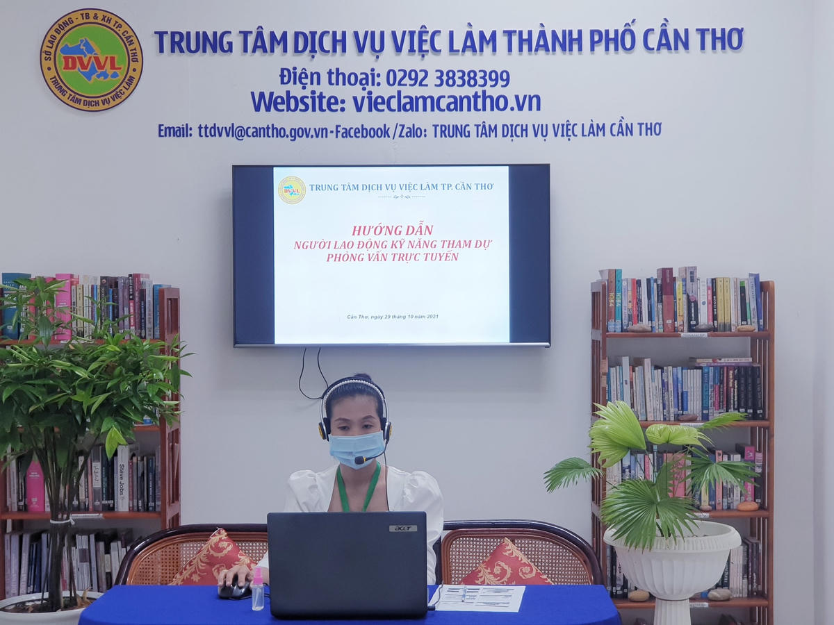 Nhân viên Trung tâm đang hướng dẫn người ứng tuyển lao động kỹ năng tham dự phỏng vấn trực tuyến.