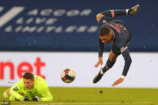 Thủ thành Omlin phải nhận thẻ đỏ sau pha phạm lỗi với Mbappe ngoài vòng cấm.
