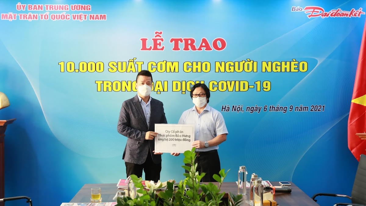 Quyền Tổng Biên tập Báo Đại Đoàn Kết Lê Anh Đạt tiếp nhận ủng hộ 200 triệu đồng từ ông Nguyễn Đại Huệ - Đại diện Công ty cổ phần quốc tế Bảo Hưng. Ảnh: Quang Vinh.